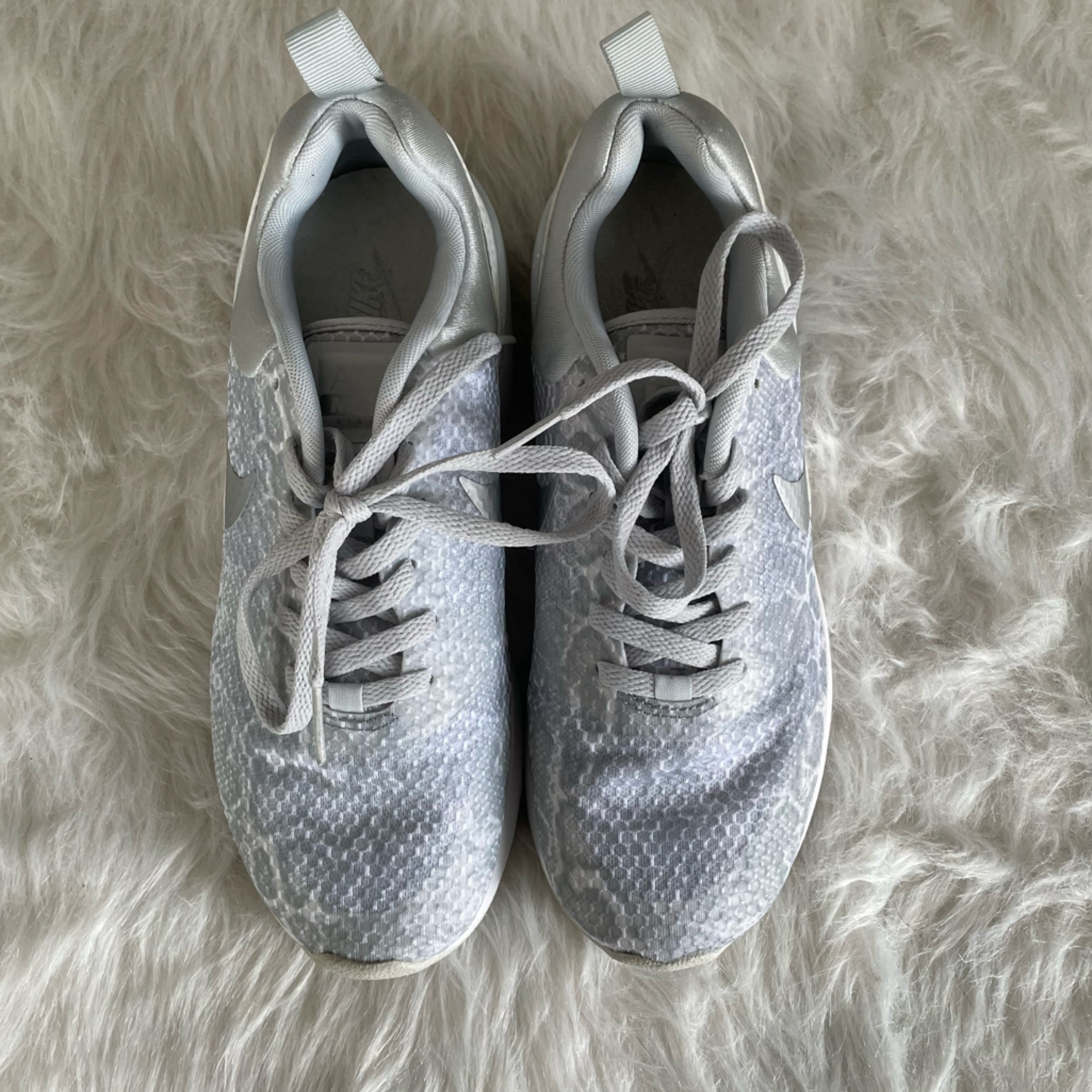 Nwot Nike Air Max Siren Sneakers